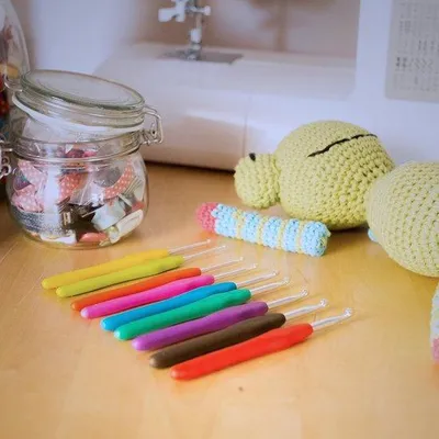 Produktbild von 9 Nadeln in verschiedenen Größen, bunt, Stricknadeln