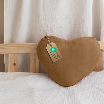 Imagen del producto de Cojín decorativo corazón marrón sin volantes, sin aplicación dorada - muselina