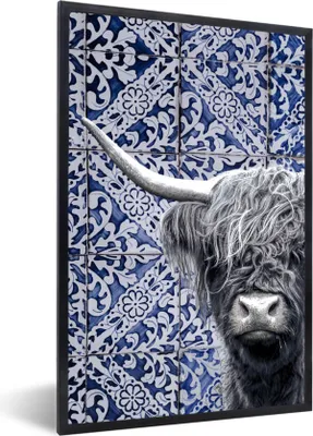 Produktbild von MuchoWow® Gerahmtes Poster Delfter Blau - Schottischer Highlander - Schwarz - Weiß 60x90 cm - Poster mit Schwarzem Bilderrahmen Wandposter Rahmen Foto Bilder - Kunst