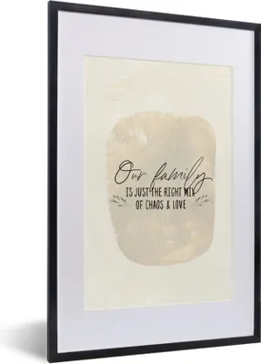 Produktbild von MuchoWow® Gerahmtes Poster Zitate - Unsere Familie ist genau die richtige Mischung aus Chaos und Liebe - Familie - Sprichwörter 40x60 cm - Poster mit Schwarzem Bilderrahmen Wandposter Rahmen Foto Bilder - Poster in Rahmen