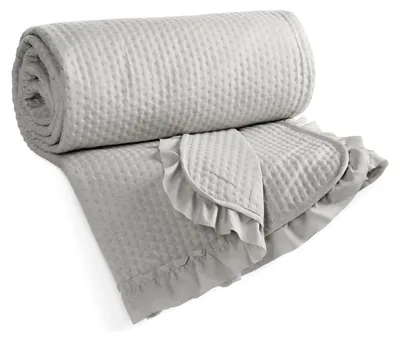 Produktbild von Eurofirany Bettdecke Tagesdecke Bettüberwurf 220 x 240 cm Sofaüberwurf hellgrau mit Rüschen