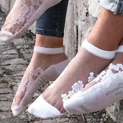 Produktbild von Strumpfbar® Damen Fashion Sneakersöckchen im Lacy Margerita-Design in Weiß in Größe 39-42, Sneakersocken