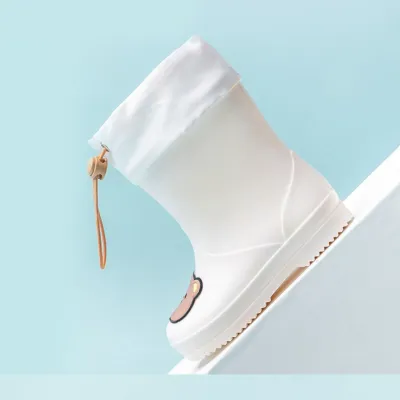 Imagen del producto de Botas de lluvia para niños, antideslizantes e impermeables, con diseño de dibujos animados, ideales para estudiantes. Zapatos acuáticos para niños y niñas, con cordón, diseño de oso blanco y disponibles en color blanco. (Número de modelo: 15)