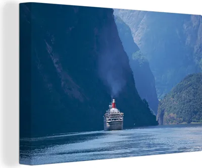 Produktbild von OneMillionCanvasses® - Leinwandbilder - 140x90 cm, Ein Kreuzfahrtschiff zwischen den Bergen, Wandbilder Kunstdruck Wanddekoration - Foto auf Leinwand - Gemälde auf Holzrahmen