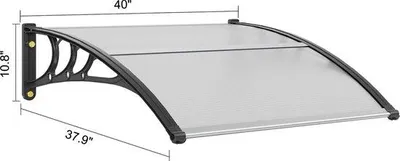 Image de Panneau de protection en polycarbonate placé devant la porte d'entrée, offrant une protection solaire élevée.