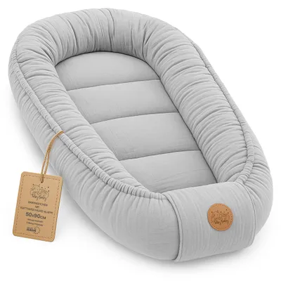 Produktbild von Babynestchen aus Musselin - weiches Nest für Neugeborene atmungsaktiv tragbar 50x90 cm - gemütlicher Kokon für Babybett Kinderbett Stubenwagen Reise und unterwegs Grau