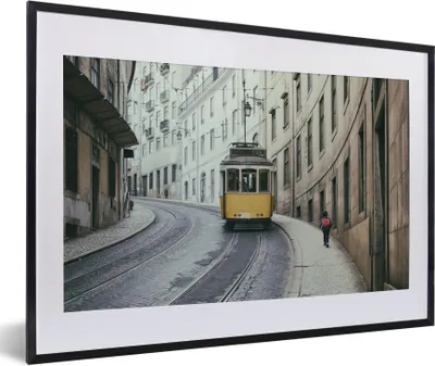 Produktbild von MuchoWow® Gerahmtes Poster Die gelbe Straßenbahn fährt die steilen Straßen von Lissabon hinauf 60x40 cm - Poster mit Schwarzem Bilderrahmen Wandposter Rahmen Foto Bilder - Schlafzimmer - Plakat in Rahmen - Drucken