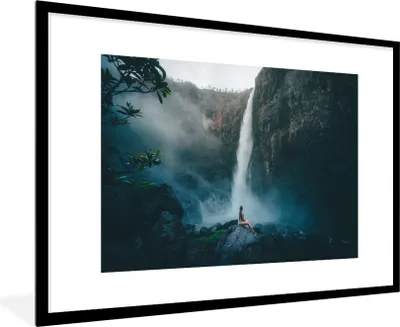 Produktbild von MuchoWow® MuchoWow® Gerahmtes Poster Wasserfall - Tropisch - Frau 90x60 cm - Poster mit zchwarzem Bilderrahmen - Wanddekoration - Fotos