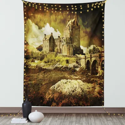 Immagine prodotto di ABAKUHAUS Arazzo medievale,  Antico castello scozzese Stile vintage Cultura medievale europea Patrimonio culturale Foto di città, Soggiorno Camera da letto Tela da parete in raso setoso, 150 x 200 cm, Grigio Verde