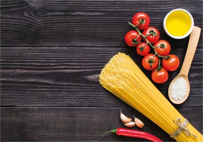 Produktbild von Wallario Poster - Italienisches Menü mit Spaghetti, Tomaten, Salz und Chilischoten, Kunstdruck Größe: 70 x 100 cm