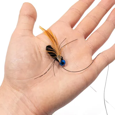 Produktbild von Spielanhänger für Katzenangel · Käfer aus Plüsch, Feder & Draht · Gesamtlänge ca. 56 cm