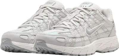 Produktbild von Nike P-6000 Damen Sneaker Grau Weiß mit Mesh-Overlays und dämpfender Zwischensohle