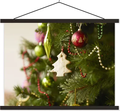 Produktbild von MuchoWow® Textilposter Eine Nahaufnahme eines geschmückten Weihnachtsbaums 120x90 cm mit schwarzem Rahmen - Aufhänger für Poster