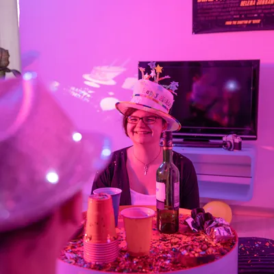 Produktbild von 10 x Happy Birthday Hut Torte, Geburtstagshut mit Kerzen, Partyhut Geburtstagstorte, Plüschhut Party, weiß & bunt
