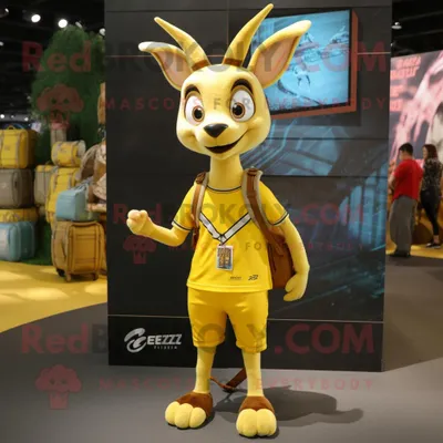 Immagine prodotto di Personaggio del costume della mascotte REDBROKOLY della gazzella gialla vestito con pantaloncini e collane cargo