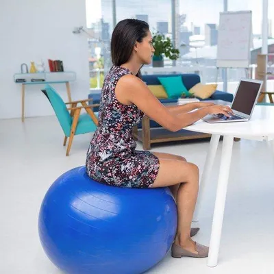 Productafbeelding van Ibenzoa® Opblaasbare fitnessbal 65 cm – Duurzaam, scheurbestendig PVC, extra dik, inclusief voetpomp voor core-training, yoga en Pilates