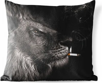 Produktbild von MuchoWow® Outdoor Kissen - Löwe - Rauchen - Schwarz - Weiß - 60x60 cm - Wetterfest - Lounge Kissen - Dekoration - Schlaf Kissen
