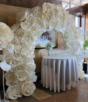 Produktbild von Casa Padrino Luxus Deko Hochzeits Rosenbogen Weiß / Creme 250 x H. 230 cm - Hochzeits Deko Accessoirs