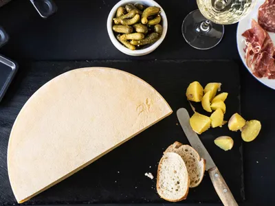 Produktbild von Schweizer Raclettekäse | RACLETTE SWISS | Ganzer Laib (rund) | 5 kg