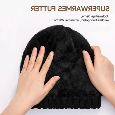 schwarze warme gestrickte Mütze mit Pompon, perfekt für kalte Tage