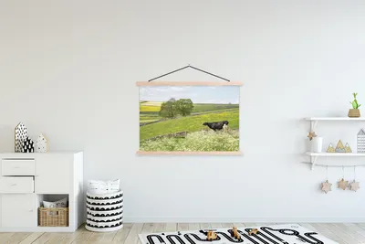 Produktbild von MuchoWow® Textilposter Kuh - Blumen - Tiere 120x80 cm mit holzfarbenen Rahmen - Aufhängeset