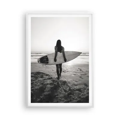 Produktbild von Gerahmtes Poster - Weißer Rahmen - Frau Strand Surfen - 70x100 cm - Wand Bild - Wanddeko - Wandbilder - Kunstposter - Wandposter - Bilderrahmen - Bilder - Kunstdruck - P2WPA70x100-5036