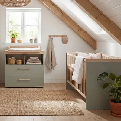 Produktbild von roba Babyzimmer Set „Jimmy“ - 2-teiliges Set mit Kombi-Kinderbett 70 × 140 cm & Wickelkommode - Mitwachsendes Babyzimmer im Skandi-Design - Salbei / Eiche