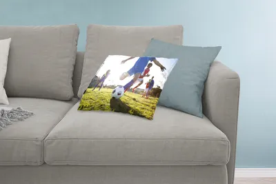 Produktbild von MuchoWow® Zierkissen Sofakissen Wohnzimmer Dekokissen 60x40 cm Junge spielt Fußball - Kopfkissen - Polster mit Foto