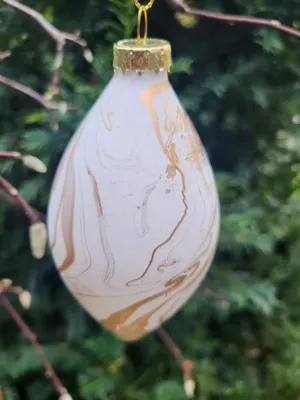 Produktbild von Christbaumkugel Mable Zapfen, weiß-gold, matt