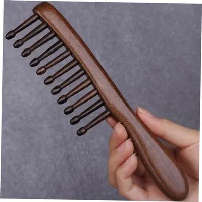 Produktbild von Sandelholz-Kamm mit breiten, abgerundeten Zinken für lockiges Haar und eine entspannende Kopfhautmassage bei verschiedenen Haartypen