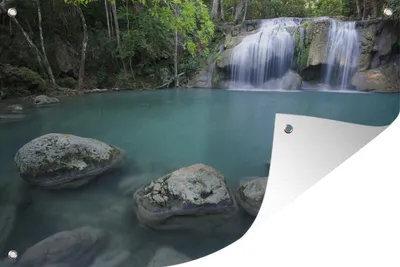 Produktbild von MuchoWow® 90x60 cm Outdoor-Poster Gartendeko Sichtschutz Garten Poster für den Garten  Ein thailändischer Wasserfall an den Felsen im Erawan-Nationalpark