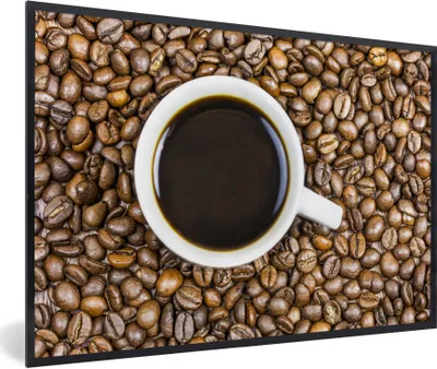 Produktbild von MuchoWow® Gerahmtes Poster Eine Tasse Kaffee ist von einem Haufen Kaffeebohnen umgeben 90x60 cm - Poster mit Schwarzem Bilderrahmen Wandposter Rahmen Foto Bilder - Fotorahmen - Foto-Plakat
