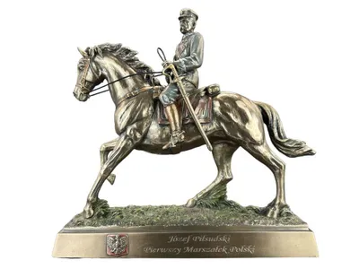 Immagine prodotto di Statua "Maresciallo Józef Piłsudski su Kasztanka" | Scultura in bronzo dipinta a mano su basamento | Personaggio storico in resina e bronzo DEKO CU02637A4