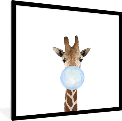 Produktbild von MuchoWow® Gerahmtes Poster Tiere - Giraffe - Kaugummi - Kinder - Blau 40x40 cm - Poster mit Schwarzem Bilderrahmen Wandposter Rahmen Foto Bilder - Mit Rahmen - Wanddekoration Schlafzimmer