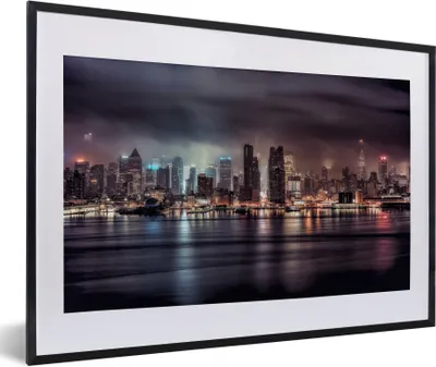 Produktbild von MuchoWow® Gerahmtes Poster Die Skyline von New York bei Nacht 60x40 cm - Poster mit Schwarzem Bilderrahmen Wandposter Rahmen Foto Bilder - Schlafzimmer - Plakat in Rahmen - Drucken