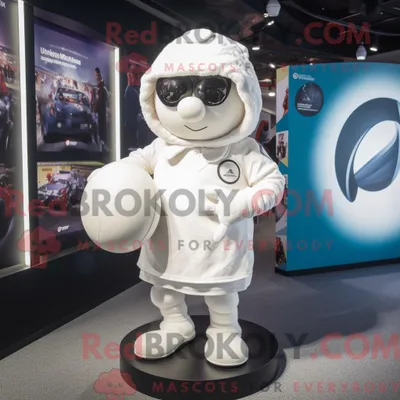 Obrázek produktu pro Postava REDBROKOLY maskota bílého ragbyového míče oblečená v obleku a šátcích