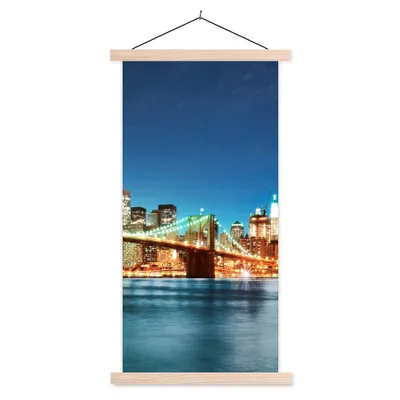 Produktbild von MuchoWow® Textilposter New York - Brücke - Architektur - Brooklyn - Licht 60x120 cm mit holzfarbenen Rahmen - Holz