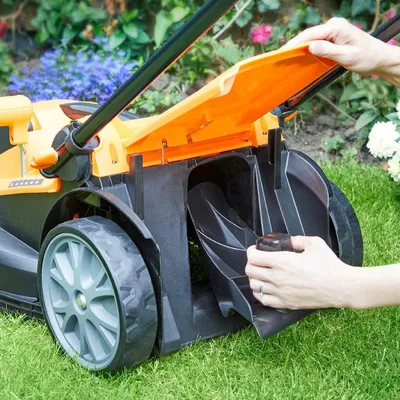 Immagine prodotto di Tagliaerba senza fili con cesto di raccolta da 40 litri, larghezza di taglio di 37 cm e 2 batterie – Nero/Arancione