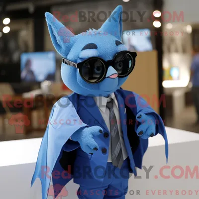 Produktbild von Maskottchencharakter REDBROKOLY einer blauen Fledermaus mit Anzug und Brille