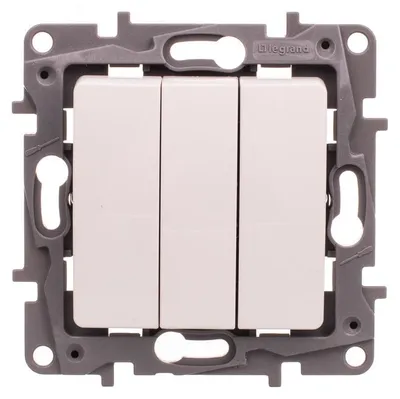 Image de Interrupteur triple 3 pôles blanc 10AX LEGRAND NILOE