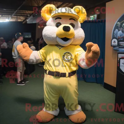 Produktbild von Zitronengelber REDBROKOLY Bär Maskottchen Kostüm Charakter gekleidet mit einem Baseball-T-Shirt und Hosenträgern