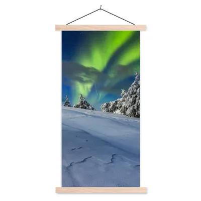 Produktbild von MuchoWow® Textilposter Nordlichter - Schnee - Baum - Winter 40x80 cm mit holzfarbenen Rahmen - Wohnzimmer