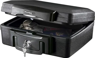Produktbild von MasterLock H0100EURHRO přenosný trezor, ohnivzdorný, 2 klíče, černý