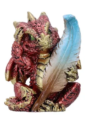 Rot-goldener Drache, der eine Feder hält. Der Drache hat grüne Augen und detaillierte Schuppentextur