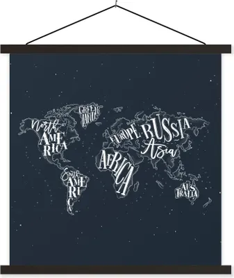 Produktbild von MuchoWow® Textilposter Weltkarte - Schwarz - Weiß - Sternenhimmel 120x120 cm mit schwarzem Rahmen - Aufhängungsset