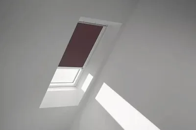 Produktbild von VELUX Dachfenster Verdunkelungsrollo mit weißem Alu-Rahmen solarbetrieben DSL MK08 4559KWL