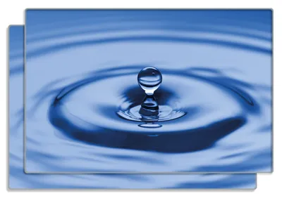 Produktbild von Wallario Frühstücksbrettchen 2er Set aus Glas, je 20 x 30 cm, mit rutschfesten Füßen, Motiv Wassertropfen im blauen Wasser