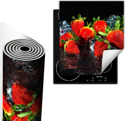 Obrázek produktu pro Kryt na varnou desku 45 x 52 cm, protiskluzová rohož na sklokeramickou desku, srolovatelná, černá s motivem jahod