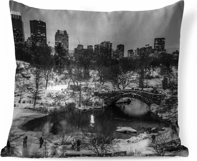 Produktbild von MuchoWow® Zierkissen Sofakissen Wohnzimmer Dekokissen 45x45 cm Winter im Central Park, New York - schwarz und weiß - Schlafpolster - Polster für das Sofa