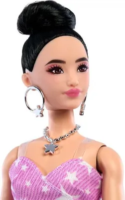 Image de Poupée Barbie Deluxe Style, Tenue Rose Étoile, Robe Denim, Cheveux Noirs Chignon, JJN71
